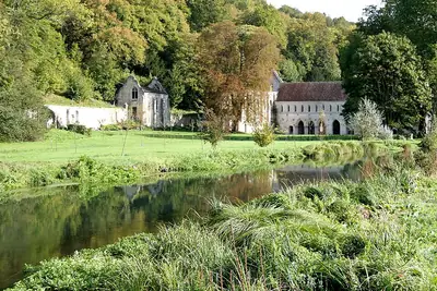 Los restos de la abadía de Fontaine-Guérard