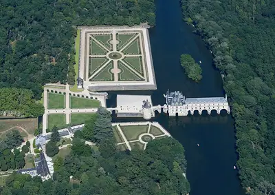 Vue aérienne du château de Chenonceau sur le Cher