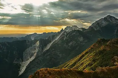 Zonsondergang boven de marmeren toppen van de Apuaanse Alpen
