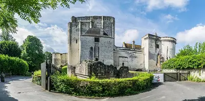 La forteresse de Loches au-dessus de la vallée de l’Indre