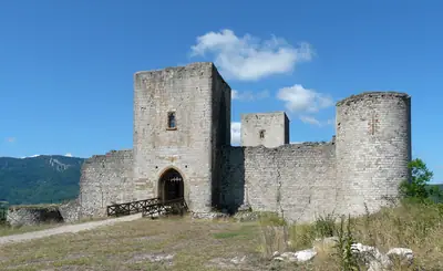 Las ruinas del castillo de Puivert sobre su colina