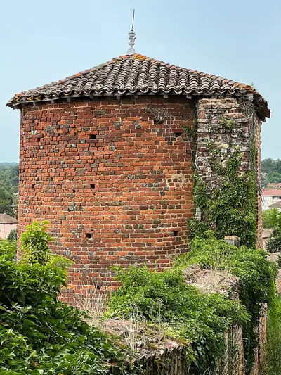 Een herstelde bakstenen toren van het oude kasteel van Châtillon-sur-Chalaronne