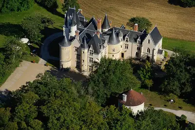 Luchtfoto van het kasteel van Brou