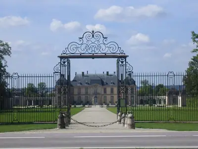 La grille principale et le jardin du château de La Motte-Tilly