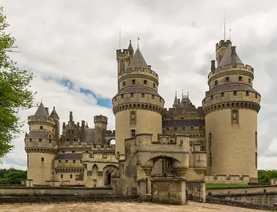 El castillo de Pierrefonds visto desde el sur, con la entrada