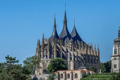 La fachada norte de la iglesia de Santa Bárbara de Kutná Hora