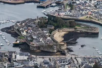 De ommuurde stad van Concarneau bij eb
