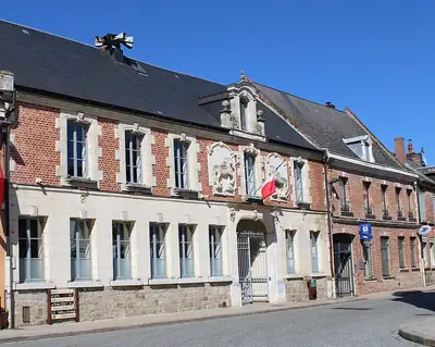 De gevel uit de 18e eeuw van het stadhuis van Crécy-sur-Serre