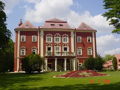 La parte trasera del castillo de Dětenice