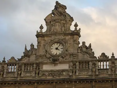 Die Fassade des Rathauses von Valenciennes