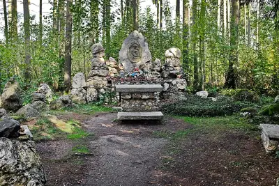 Het stenen bosaltaar in het Wiedermannpark
