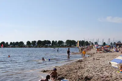 Het strand van Hourtin-Port aan het meer van Hourtin-Carcans