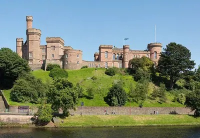 Le château d’Inverness vu de l’autre rive de la Ness