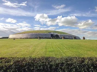 Die weiße Quarzfassade von Newgrange