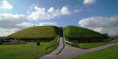 Das Ganggrab von Knowth im Boyne-Tal