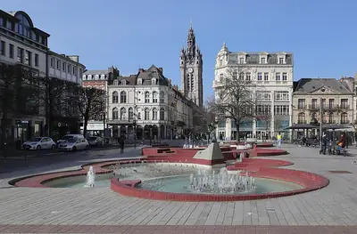 Der Brunnen auf der Place d'Armes in Douai