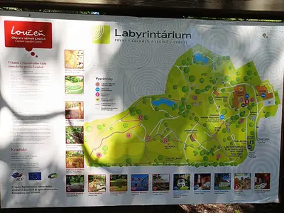Uno de los laberintos del Labyrintárium en el parque del castillo de Loučeň