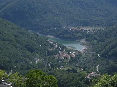 Het meer van Vagli in de Apuaanse Alpen