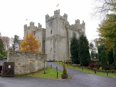 Langley Castle gezien vanuit het noordoosten, met de hoektorens