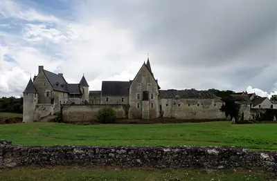 Le prieuré du Louroux, prieuré bénédictin fortifié