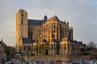 De kathedraal van Le Mans in de herfst