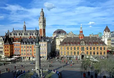 Die Place du Général-de-Gaulle in Lille mit der Göttinnensäule und der Alten Börse