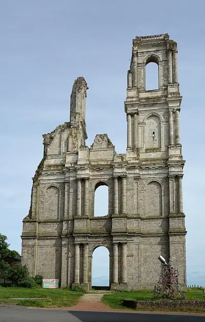 Les tours de l’abbaye du Mont-Saint-Éloi
