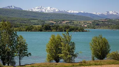 El lago de Montbel ante el macizo de Tabe