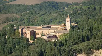 Der Glockenturm und die Kirche von Monte Oliveto Maggiore