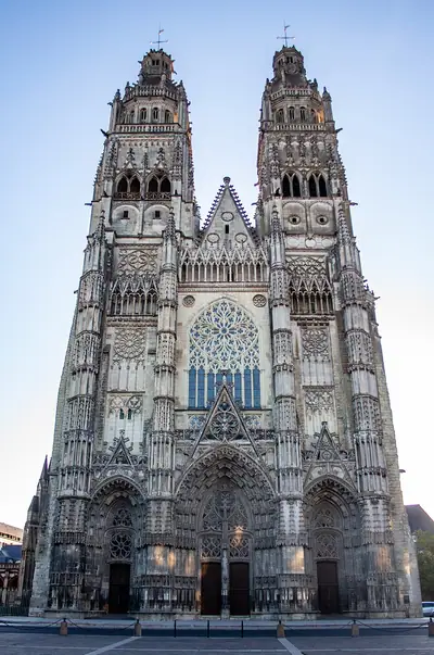 De westgevel van de kathedraal Saint-Gatien in Tours