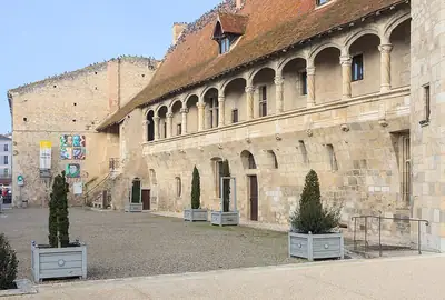 The north wing of the Château de Nérac