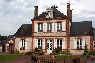The town hall and school of Nouan-le-Fuzelier
