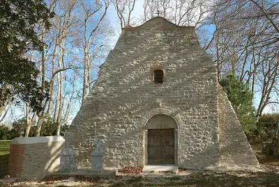 L’église romane Saint-Pierre de Vilaclara, à côté du château