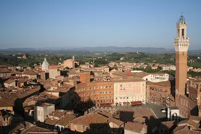 Die Piazza del Campo und der Torre del Mangia in Siena