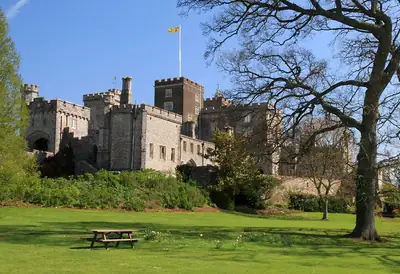 Powderham Castle, von Südwesten gesehen