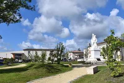 Het dorpsplein van Queyrac