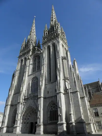 De westgevel van de kathedraal van Quimper