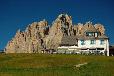 Le refuge Ciampedie au-dessus de Vigo di Fassa