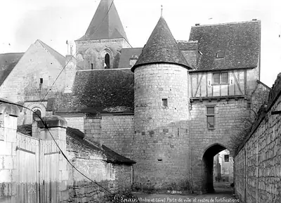 De versterkte westpoort van Saint-Épain met de ronde toren, op een oude foto