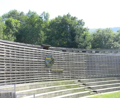 De shownarena van het dierenpark van Courzieu
