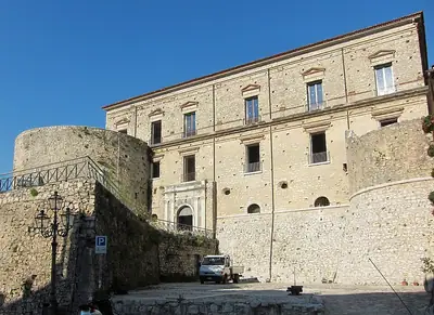 El castillo de Teggiano visto de frente