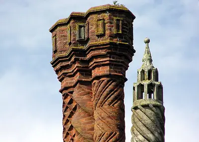 Las chimeneas de ladrillo con dibujos de Thornbury Castle