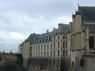 Le château des ducs de La Trémoille au-dessus du Thouet