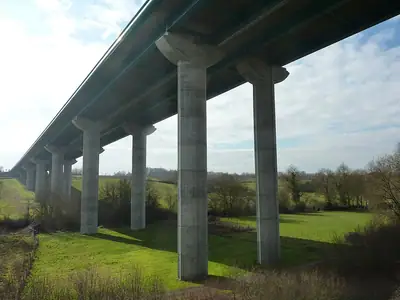 Het Layonviaduct boven het Layondal bij Beaulieu-sur-Layon