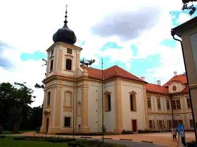 La iglesia de la Asunción, unida al castillo de Loučeň