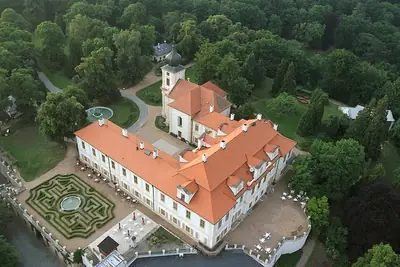 Vista aérea del castillo de Loučeň y su parque